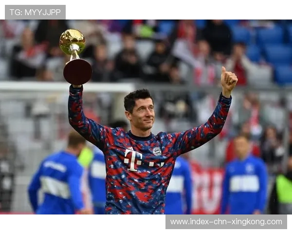 莱万中路摆脱防守后推射，拜仁锋线保持强劲输出